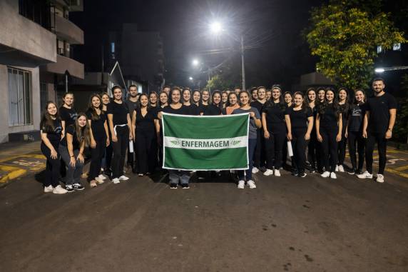 Profissionais cobram aprovação da PEC 19, jornada de 30 horas e valorização salarial; estudantes e lideranças locais participaram de caminhada no município