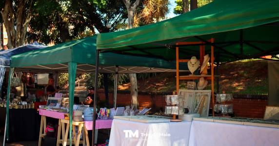 Evento marcou o retorno após o recesso de início de ano e reuniu artesãos, artistas e visitantes em um dia de cultura, gastronomia e convivência