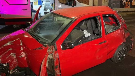 Carro capotou após atingir estrutura de galpão; pedestre também foi atingido