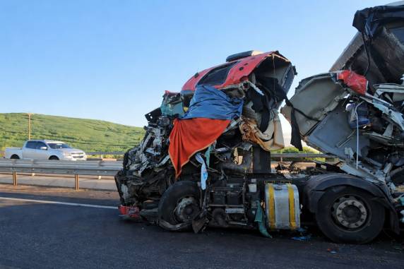 Acidente ocorreu no início da manhã desta quarta-feira (18) e envolveu duas carretas carregadas com milho