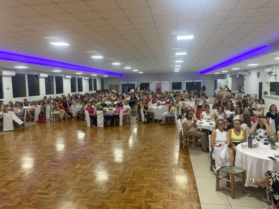 Evento reuniu grande público feminino em noite de homenagens, reflexão e celebração ao Dia Internacional da Mulher