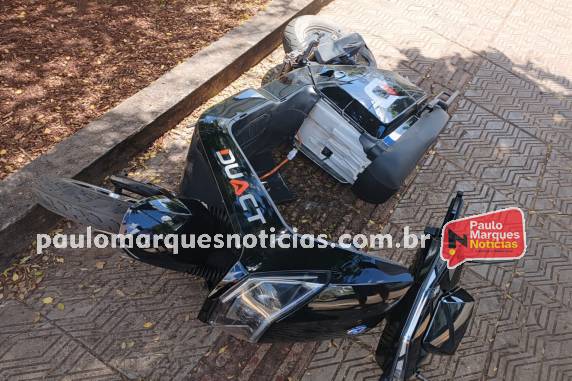 Colisão ocorreu no cruzamento das ruas Casemiro Korchewicz e Santo Ângelo na manhã desta quinta-feira (19)