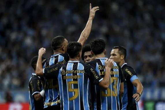 Camutanga, contra, e Amuzu marcaram os gols da partida que marcou a estreia do novo uniforme tricolor