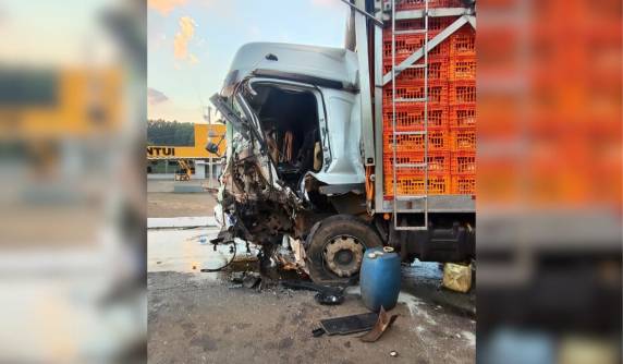 Colisão frontal entre caminhão e caminhonete deixou três mortos neste sábado (21); vítimas ficaram encarceradas após o acidente