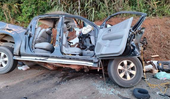 Colisão frontal entre caminhão e caminhonete deixou três mortos neste sábado (21); vítimas ficaram encarceradas após o acidente