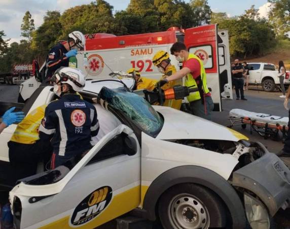 Colisão envolveu caminhão, automóvel e pedestre; vítima ficou presa às ferragens e foi socorrida em estado grave