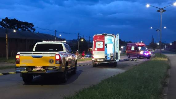 Acidente ocorreu na noite deste sábado (21), nas proximidades do cemitério dos Ribeiros; vítima não resistiu aos ferimentos e morreu no local após o forte impacto.