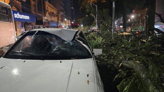 Queda ocorreu no centro da cidade, destruiu veículo e mobilizou equipes de emergência; trânsito ficou parcialmente bloqueado