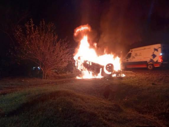 Motorista sofre queimaduras e é socorrido após ser retirado do carro por populares
