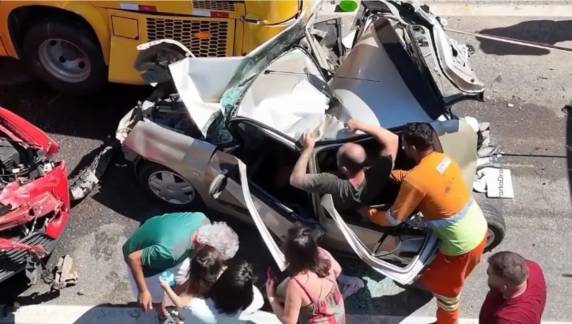 Acidente envolveu quatro veículos e deixou três pessoas com ferimentos leves em Paulo Lopes