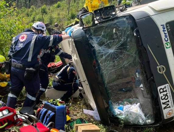 Homem de 44 anos é socorrido em estado grave após tombamento de caminhão em ribanceira