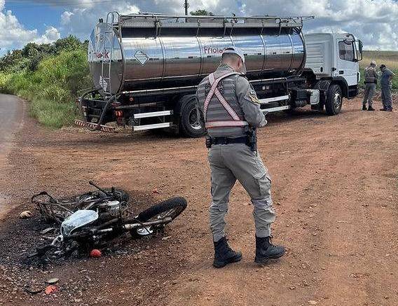 Colisão entre caminhão de leite e moto mobiliza socorro; casal foi encaminhado ao hospital