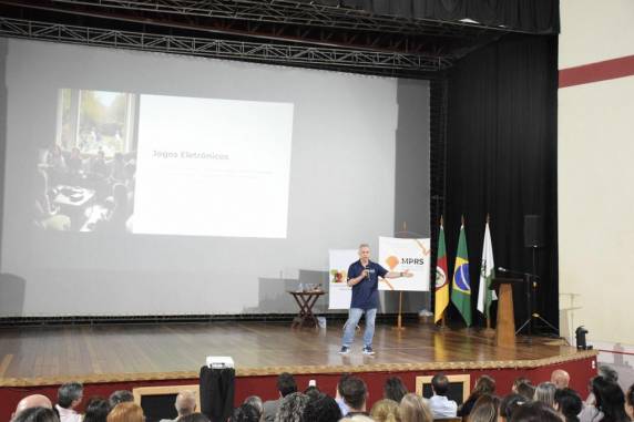 Iniciativa orienta famílias, educadores e comunidade sobre como identificar sinais de risco e prevenir a violência entre crianças e adolescentes, inclusive no ambiente digital.