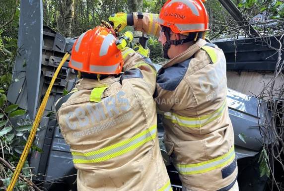 Motorista fica preso às ferragens e é resgatado após mais de cinco horas de operação