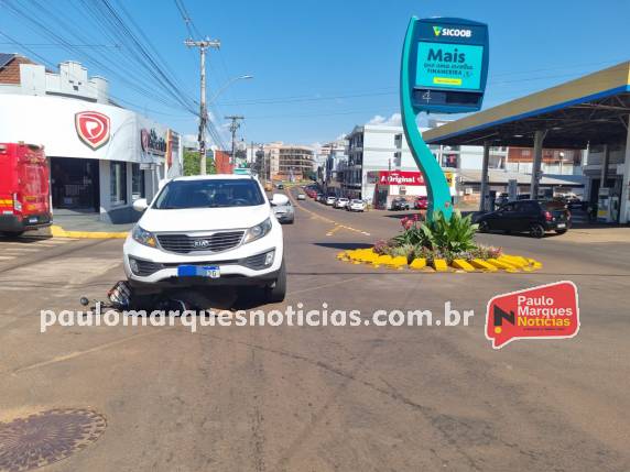 Colisão ocorreu em rótula no início da tarde deste sábado (28) e mobilizou equipes de socorro e policiamento