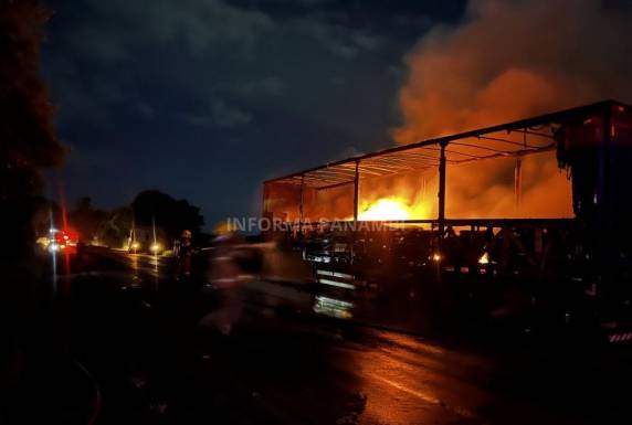 Fogo teria iniciado em um dos pneus; rodovia ficou interditada por cerca de 1h30