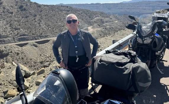 Motocicleta colidiu frontalmente com caminhão na Grande Buenos Aires. Segundo informações iniciais, ele participava de um passeio de moto com amigos