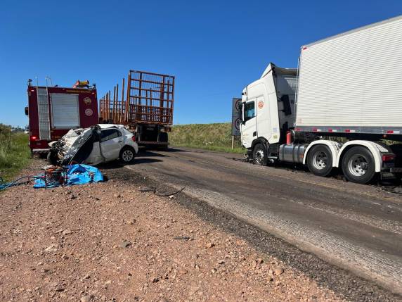Acidente envolveu um Gol e um caminhão na manhã de domingo; trânsito opera em pare e siga no trecho