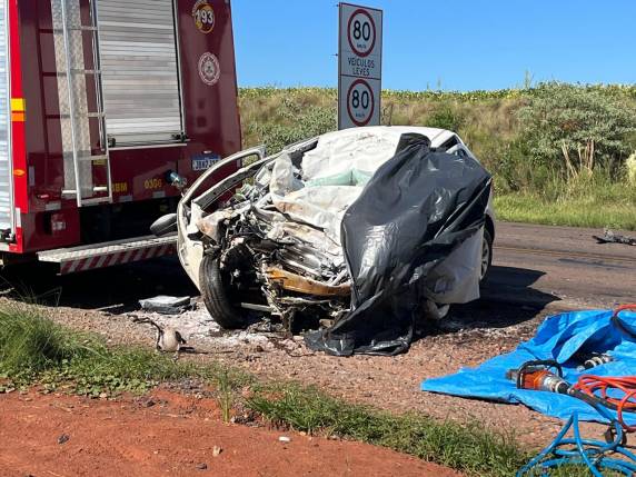 Acidente envolveu um Gol e um caminhão na manhã de domingo; trânsito opera em pare e siga no trecho