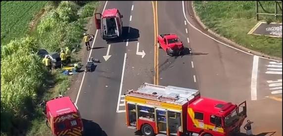 Acidente envolvendo dois veículos mobilizou bombeiros e atendimento aeromédico na tarde de domingo (29)