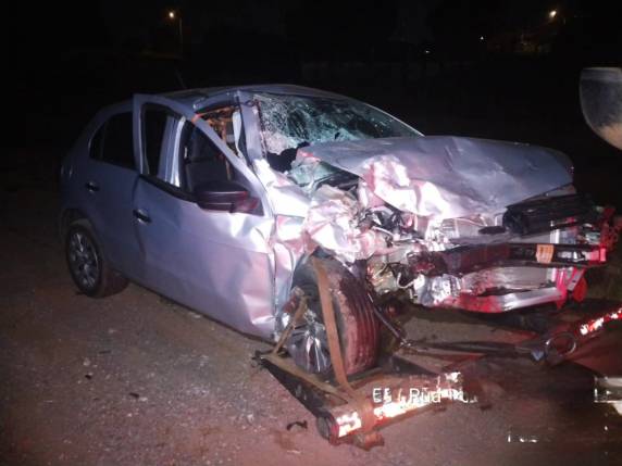 Motorista e criança ficaram gravemente feridos após batida entre caminhonete e carro; vítimas foram intubadas e levadas a hospitais da cidade