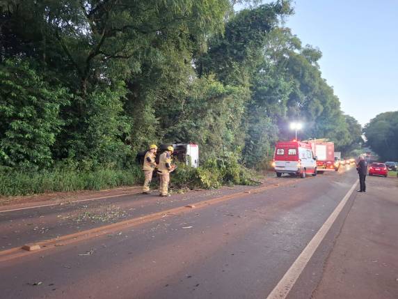 Motorista e o filho dele foram socorridos e encaminhados ao hospital; estado de saúde não é considerado grave