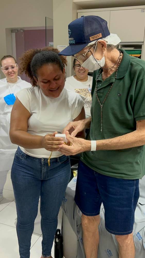 Equipe e comunidade se mobilizam para realizar o sonho de casamento religioso de pacientes, em meio à luta contra o câncer