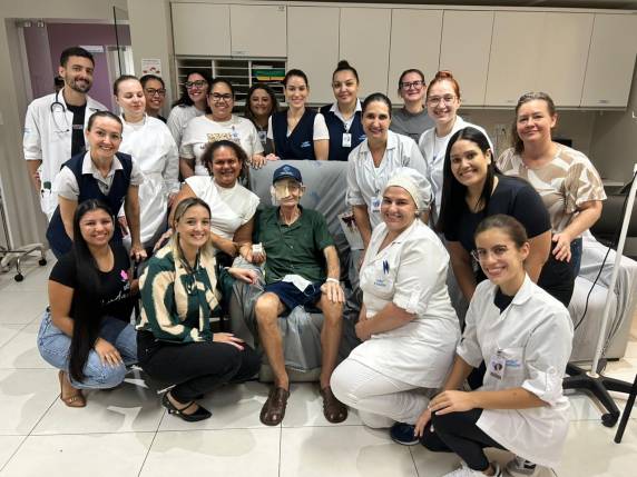 Equipe e comunidade se mobilizam para realizar o sonho de casamento religioso de pacientes, em meio à luta contra o câncer