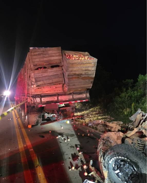 Colisão ocorreu durante conserto às margens da rodovia; apesar do impacto, ninguém ficou ferido
