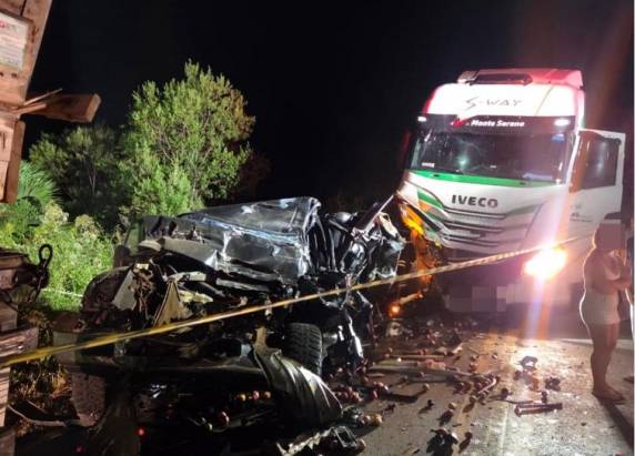 Colisão ocorreu durante conserto às margens da rodovia; apesar do impacto, ninguém ficou ferido