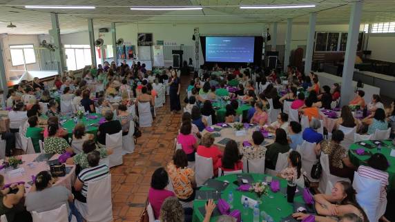 Evento reuniu mais de 250 mulheres em Três de Maio com palestras, integração e momentos de valorização do protagonismo feminino no cooperativismo