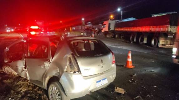 Suspeitos de homicídio morrem após bater carro roubado contra caminhão