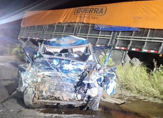 Acidente ocorreu no trevo do Passo da Laje, conhecido por histórico de ocorrências graves; motorista ficou preso às ferragens