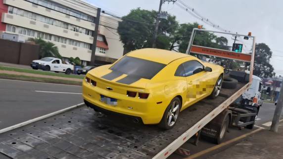 Veículo com irregularidades administrativas foi removido ao pátio do Detran no bairro Petrópolis