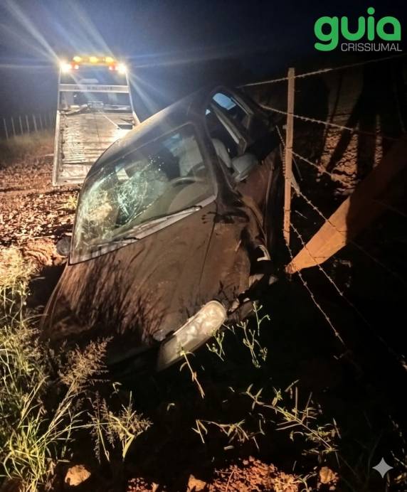 Veículo colidiu contra bueiro próximo ao Abatedouro Schuster; vítimas foram encaminhadas ao hospital