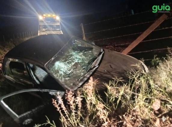 Veículo colidiu contra bueiro próximo ao Abatedouro Schuster; vítimas foram encaminhadas ao hospital