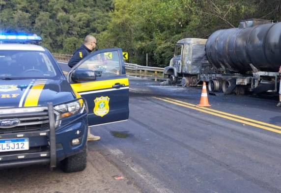 Incêndio mobilizou equipes de emergência, causou congestionamento de 5 km e interditou parcialmente a rodovia por mais de três horas