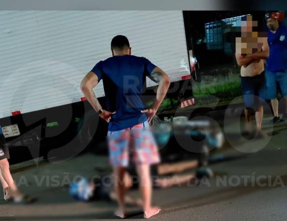 Jovem de 23 anos não resistiu aos ferimentos após colisão com caminhão estacionado