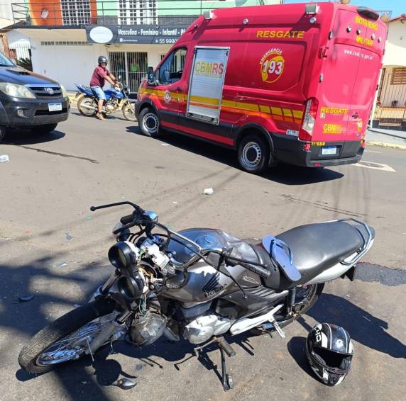 Colisão entre motocicleta e carro mobilizou o Corpo de Bombeiros no bairro Planalto