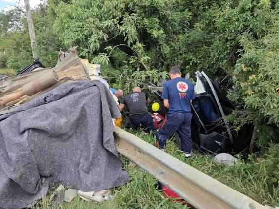 Colisão envolvendo três veículos mobilizou equipes de resgate na tarde deste sábado (4)