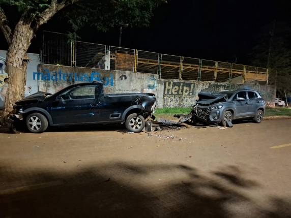 Hyundai Creta colide contra veículo estacionado no bairro Glória; ninguém ficou ferido