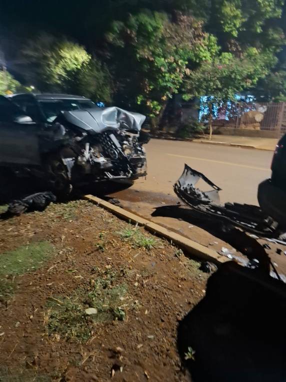 Hyundai Creta colide contra veículo estacionado no bairro Glória; ninguém ficou ferido