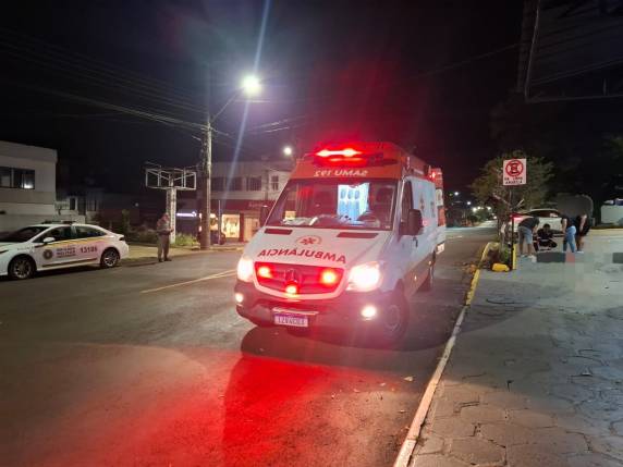 Jovem perdeu o controle da moto e colidiu contra canteiro na madrugada deste domingo (05)