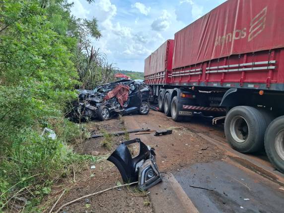 Colisão entre caminhoneta de Ijuí e carreta deixa um morto