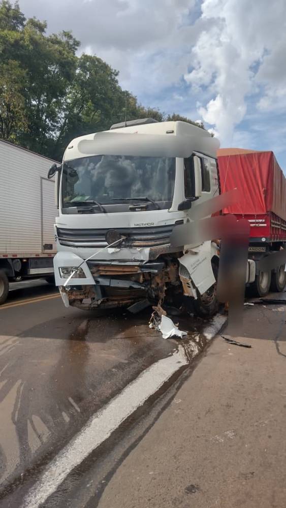 Colisão entre caminhoneta de Ijuí e carreta deixa um morto
