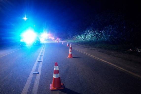 Colisão transversal entre moto e carro ocorreu na noite desta segunda-feira (6)