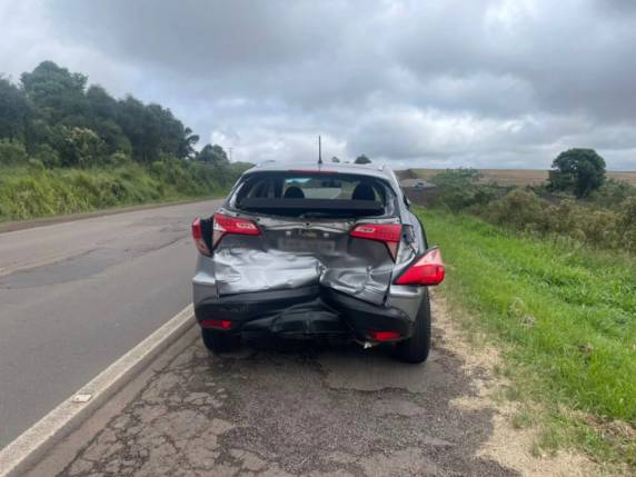 Colisão traseira envolveu três veículos em trecho com obras; vítimas foram socorridas e passam bem