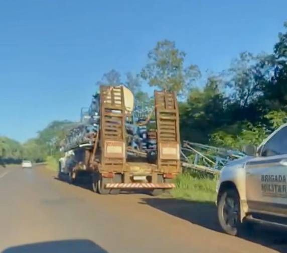 Estrutura de pulverizador se soltou de carreta e atingiu jovem de 13 anos em parada de ônibus na divisa entre Entre-Ijuís e Vitória das Missões