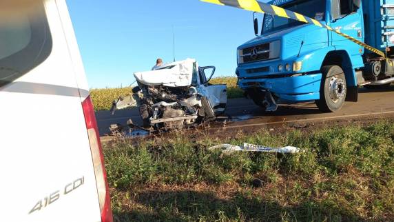 Colisão registrada na tarde desta sexta-feira (10) envolveu um Mercedes-Benz L1620 e um Renault Kwid; circunstâncias do acidente ainda serão apuradas