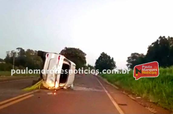 Condutor da SW4 foi encaminhado em estado grave; veículo capotou após colisão